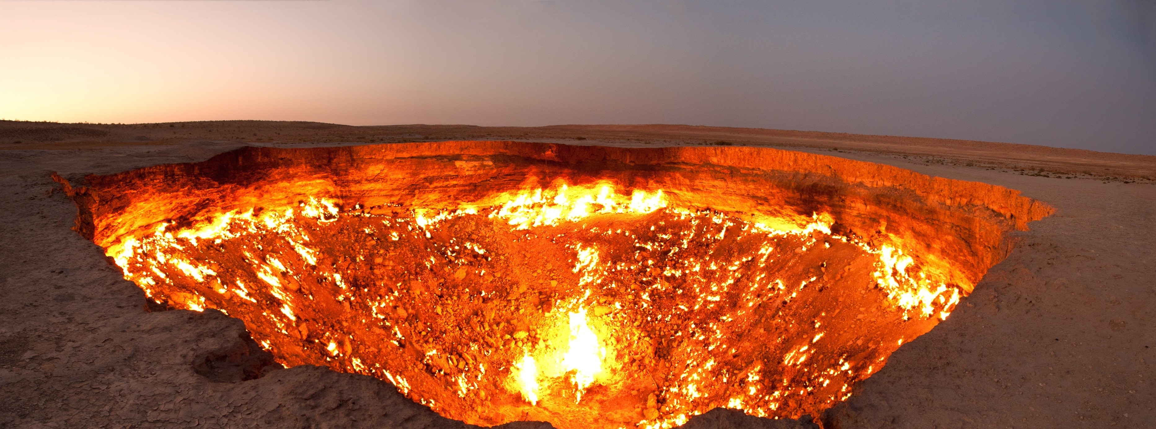 «Врата ада» — кратер Дарваза в Туркменистане. DooDler.   Дарваза официальное название кратера. Однако местные жители называют его «Дверь в преисподнюю», либо же «Врата ада». Э