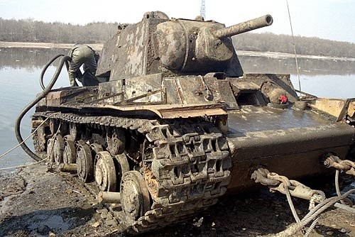 Со дна реки Дон достали редкий танк — «грозу» для немецких войск. kit kat