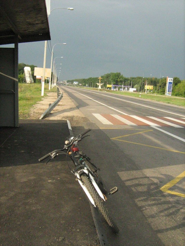 На велосипеде в Рамонь, или история про дождь НЛО и замок. an0nym0us