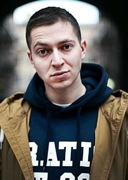 БИОРГАФИЯ. Биография OXXXYMIRONA. OXXXYMIRON.   Биография Oxxxymiron (Оксимирон, настоящее имя - Мирон Федоров) родился в 1985 в Ленинграде в семье физика-теоретика и